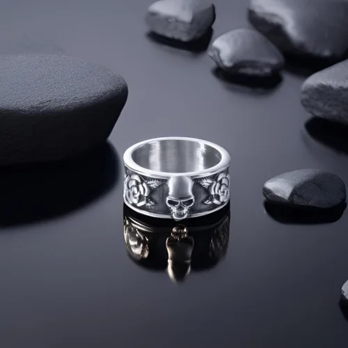 Vista 16 de Anillos de calavera gótica vintage para hombres y mujeres, acero inoxidable, ónix negro, anillo de póquer, anillo de esqueleto plateado