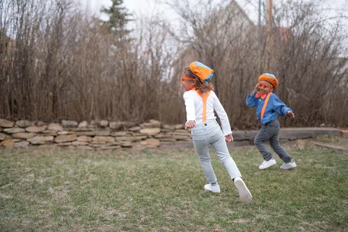 Vista 7 de Disfraz Blippi para niños Blippi disfraz de Halloween y más Incluye sombrero Blippi pajarita tirantes y gafas Blippi Deja que tus hijos se vistan