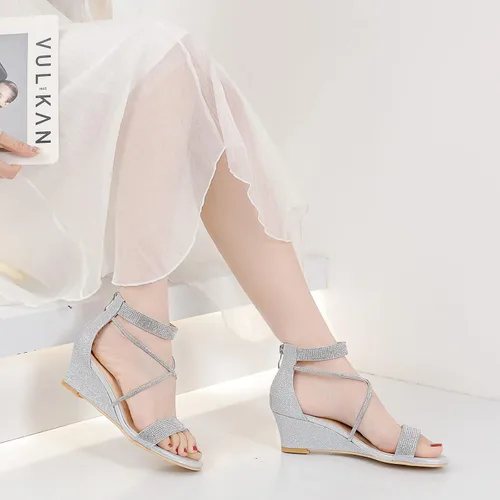 Vista 3 de DADAWEN Sandalias de cuña baja con diamantes de imitación y punta abierta para mujer, con correa en el tobillo, zapatos de tacón para fiesta o boda