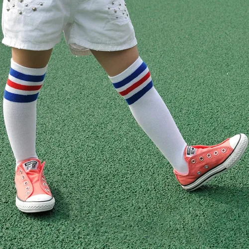 Vista 2 de BQUBO - Calcetines de fútbol para niños pequeños, calcetines de algodón a rayas hasta la rodilla, calcetines de tubo largo para niños y niñas de 3 a