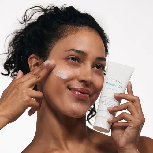 Vista 2 de VASANTI BrightenUp! Exfoliante (0.71 oz) Exfoliante facial físico + químico con resultados instantáneos para una piel suave, tersa y radiante