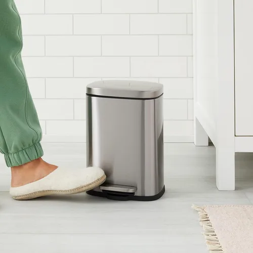 Vista 2 de Amazon Basics Mini cubo de basura rectangular resistente a las manchas con pedal de cierre suave, acero inoxidable cepillado, para baño y espacios