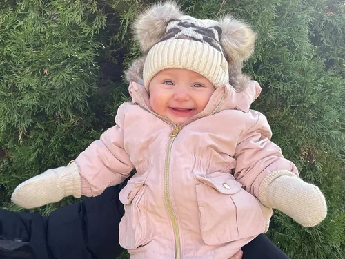 Vista 4 de Funky Junque Conjunto de gorro y mitones con doble pompón de pelo sintético para bebé – Gorro de invierno para recién nacidos de 0–9 meses