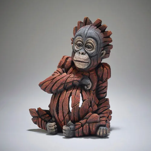 Vista 4 de Enesco Edge Sculpture Baby Orangutan - Figura de animal sentado, 7.875 pulgadas, naranja
