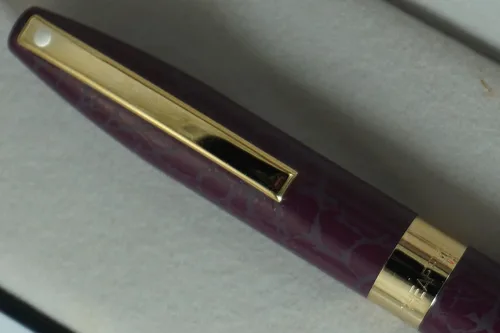Vista 3 de Sheaffer Hecho a mano en Estados Unidos Legacy Heritage Look of Leather Wine Burgundy barril y 22KT Gold Appointments Bolígrafo