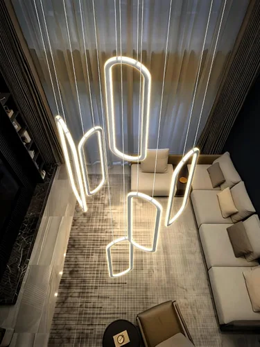 Vista 2 de Flashing God Candelabro moderno, candelabros cromados con 6 anillos LED, lámpara de techo alto más grande para sala de estar, lámpara rectangular
