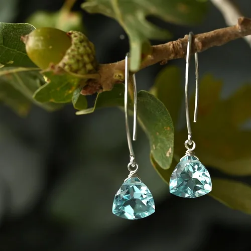 Vista 3 de Pendientes colgantes hechos a mano para mujer - Cuarzo azul aguamarina y plata de ley en caja de regalo - Trillante de cuarzo azul brillante