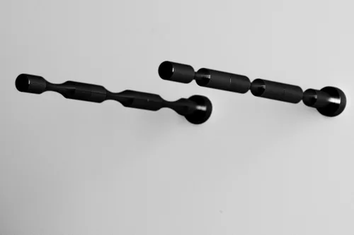 Vista 2 de VintageView Vino Pins - Estante para 3 botellas de vino montado en la pared (negro anodizado) - Elegante almacenamiento de vino moderno con diseño