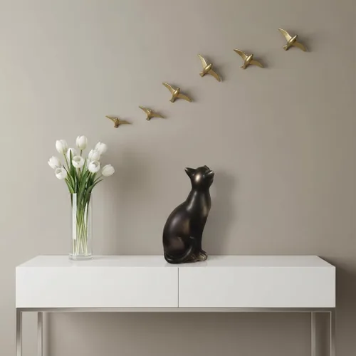 Vista 4 de Comfy Hour - Colección Farmhouse, decoración de gato de pie de 9" en poliresina, color negro