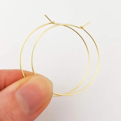 Vista 2 de Aretes de aro finos medianos de oro de 14 quilates para mujer, ligeros, minimalistas, para uso diario, de 1.5 pulgadas