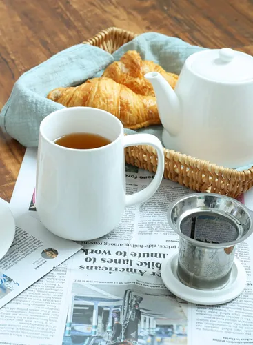 Vista 7 de Sweese Taza de té de porcelana de 20 onzas con infusor y tapa, taza de té de hojas sueltas, regalos para amantes del té, blanco y azul acero