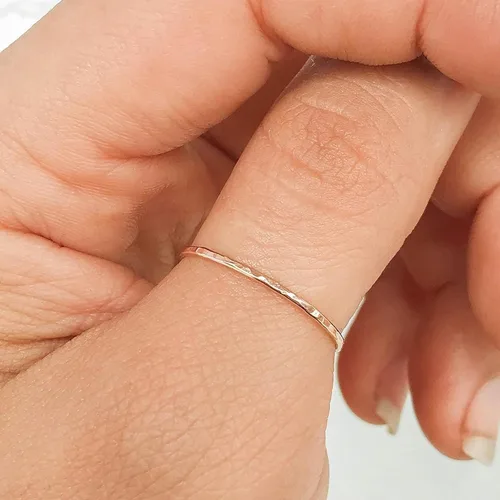 Vista 2 de Ellie J Maui Anillo martillado, anillos apilables delgados de 0.039 pulgadas (0.039 in), anillos minimalistas para mujeres, anillos rellenos de oro