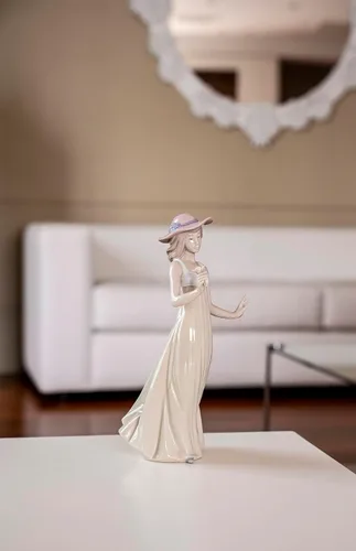 Vista 4 de NAO Suave brisa Figura de mujer de porcelana.