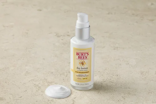 Vista 4 de Loción nutritiva Burt's Bees, crema de noche, 1.8 onzas, crema para el día, 2 onza