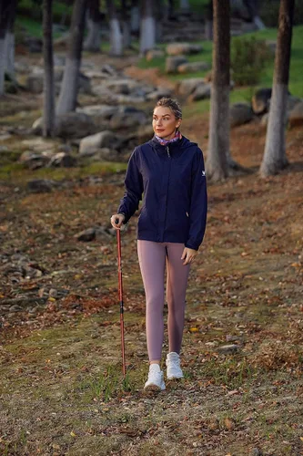 Vista 8 de ALPHA CAMP Chaqueta impermeable para mujer, transpirable, ligera, rompevientos para exteriores, con capucha, para senderismo, viajes