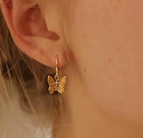 Vista 2 de Juego de collar y aretes con dije de mariposa ajustable para mujer, aretes de aro de oro, gargantilla
