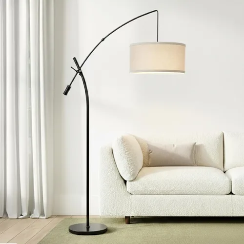 Vista 2 de Brightech Grayson Lámpara de pie LED de arco para oficina y sala de estar, lámpara de brazo ajustable en estilo industrial para lectura de Negro