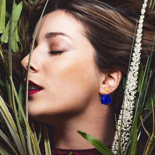 Vista 6 de Aretes colgantes de pétalos de rosa, elegantes aretes bohemios de resina colgantes de pétalos de rosa azules, aretes colgantes para mujer, aretes
