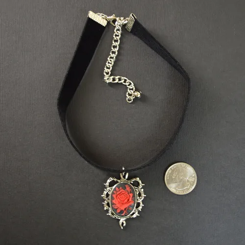 Vista 7 de Juego de gargantilla y pendientes colgantes de terciopelo negro con rosa roja gótica, Metal