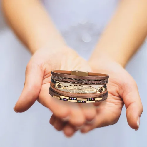 Vista 4 de Pulsera de cuero con cierre magnético de estilo bohemio con aros planos (D, talla única)