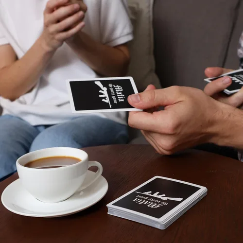 Vista 2 de Apostrophe Games Mafia El Juego de Fiesta Edición Deluxe – Un Juego de Mentiras, Engaños y Traición – Juego de Cartas, para Adultos y Adolescentes