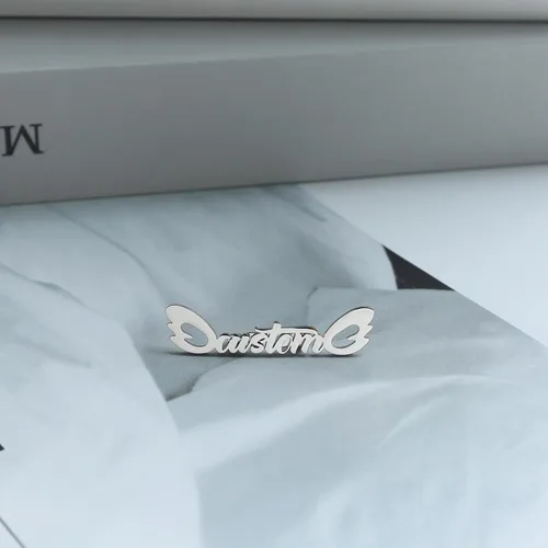 Vista 4 de Broche de acero inoxidable personalizado con nombre para mujer, Plata esterlina, Sin gemas.