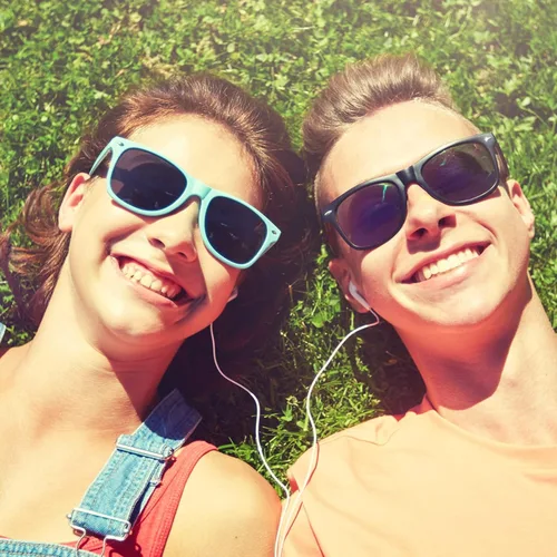 Vista 126 de Suministros para regalos de fiesta de colores neón Paquete de 8 gafas de sol unisex
