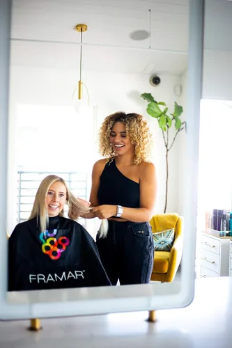 Vista 5 de FRAMAR Capa de salón con cobertura de color – Capa para cabello con cierre de presión y pecho goma, para teñido del cabello, suministros