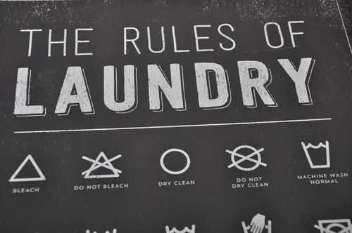 Vista 8 de Letrero de lavandería con símbolos de The Rules of Laundry para decoración y accesorios de lavandería con marco de madera rústica, decoración