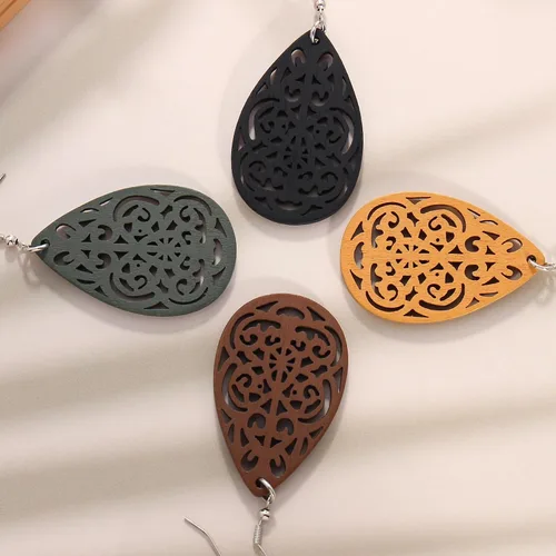Vista 5 de 4 pares de aretes de madera de diferentes formas, bohemios, huecos, de madera, africanos, colgantes