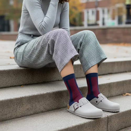 Vista 3 de CUSHIONAIRE - Zuecos Hana para mujer, cómodos zuecos de gamuza vegana, zapatos sin cordones con plantilla de corcho y soporte de arco, espuma
