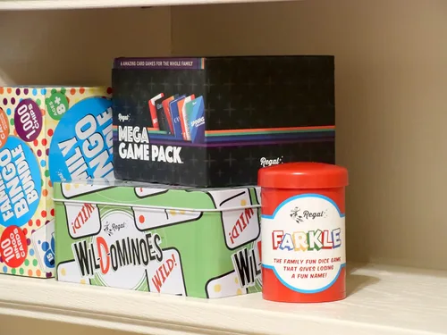 Vista 7 de Regal Games - Juego de dados clásico Farkle con 6 dados de colores, 1 conveniente cubilete para agitar fácilmente y 25 hojas de puntaje - Juego