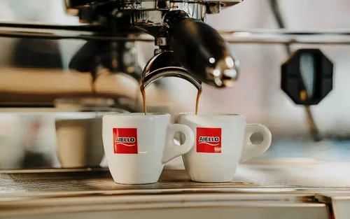 Vista 4 de Aiello Caffe - Granos de café expreso italiano, bolsa de 2.2 libras, café de grano entero mediano recién tostado y mezclado en el sur de Italia