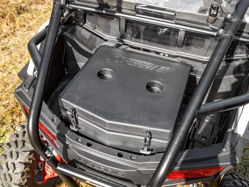 Vista 2 de SuperATV Enfriador/caja de carga para Polaris RZR Trail 900 Sport / 900 Premium / 900 Ultimate Capacidad de 30 litros Dos portavasos integrados