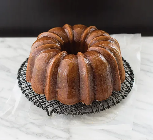 Vista 3 de Nordic Ware Bundt Original, 12 tazas, bronce