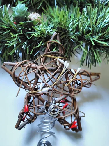 Vista 3 de Estrella de árbol de Navidad rústica de ratán y bayas en elección de tamaño grande o pequeño