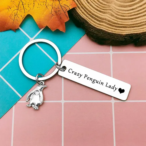 Vista 2 de Llavero de pingüino, regalo divertido de pingüino para mujeres, regalo de joyería de pingüino para ella, regalo de cumpleaños, regalo de pingüino