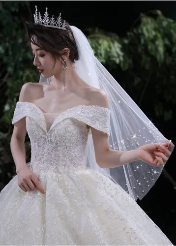 Vista 3 de AMAJIERUIZE Velo de novia corto de 2 niveles para mujer con peine de metal