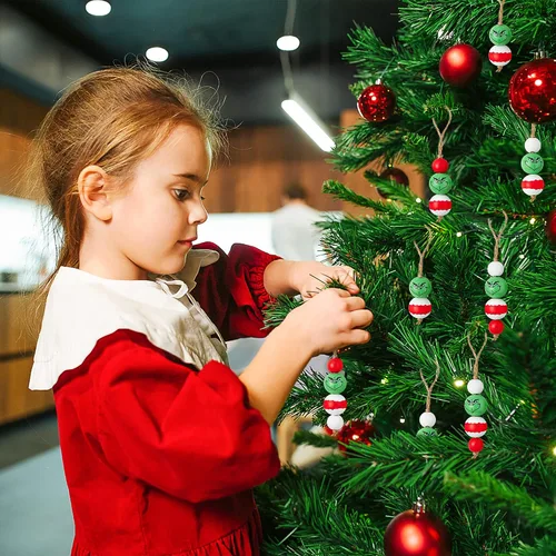 Vista 5 de Eartim Cuentas de madera para Navidad - 121 piezas, cuentas redondas de Navidad en rojo y verde, cuentas rústicas de madera de granja