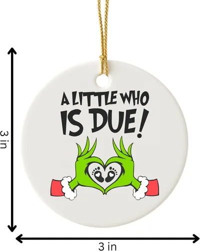Vista 5 de Adorno de Navidad personalizado con anuncio de embarazo 2025, recuerdo navideño de A Little Who is Due - Adorno divertido de cerámica para bebés