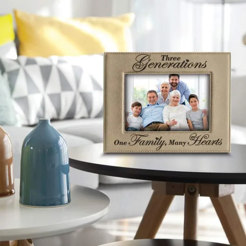 Vista 2 de BELLA BUSTA - Tres generaciones - Marco de fotos de cuero grabado con texto en inglés «One Family Many Hearts» para el Día de la Madre, Mamá y Papá