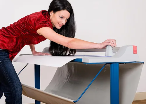 Vista 8 de Dahle 446s - Cortadora rotativa prémium con soporte, longitud de corte de 36 pulgadas, capacidad de 25 hojas, autoafilado, abrazadera automática