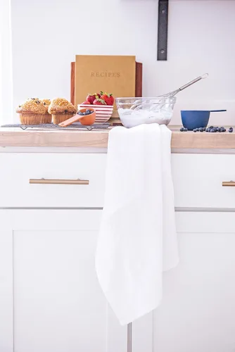 Vista 2 de Juego de 4 toallas de cocina grandes, resistentes y absorbentes, color blanco brillante, 20.5 x 30.5 pulgadas, lazo para colgar, toallas bien hechas