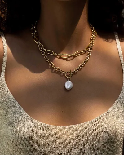 Vista 5 de CULT OF SUN Collar con colgante de perlas chapado en oro de 18 quilates