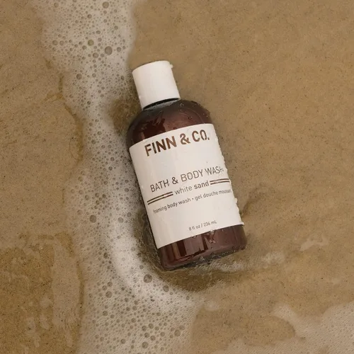 Vista 4 de FINN & CO. White Sand Gel de baño – Aroma inspirado en la playa con aloe y té verde – Limpia suavemente, calma y suaviza la piel – Limpiador