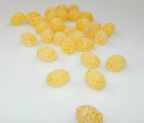 Vista 2 de Lemon Drops - Gotas de limón de caramelo duro - Gotas de limón con polvo de azúcar 1 libra (16 onzas) CandyKorner