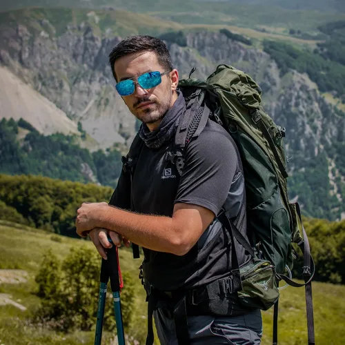 Vista 2 de WOWSUN Gafas de sol polarizadas para hombre, protección UV, marco de metal rectangular, gafas de sol de moda para hombre, para conducir golf