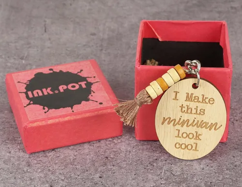 Vista 2 de Inkdotpot Llavero divertido con texto en inglés "I Make This Minivan Look Cool Wood grabado llavero mamá