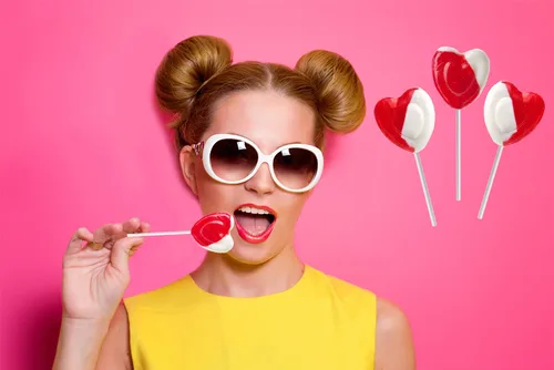 Vista 7 de Paletas para el día de San Valentín con forma de corazón rojo sabor fresa y crema, 24 paletas, envueltas individualmente