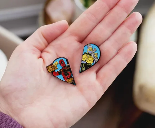 Vista 4 de Marvel Comics Deadpool and Cable - Pin esmaltado de edición limitada Exclusivo NYCC 2018 Insignia de broche de metal, Wade Wilson y Nathan Summers
